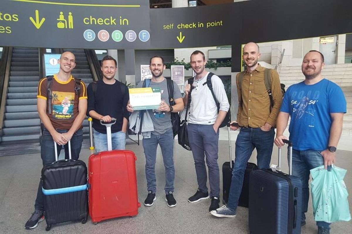 grupp mehi seisab pagasiga lennujaamas