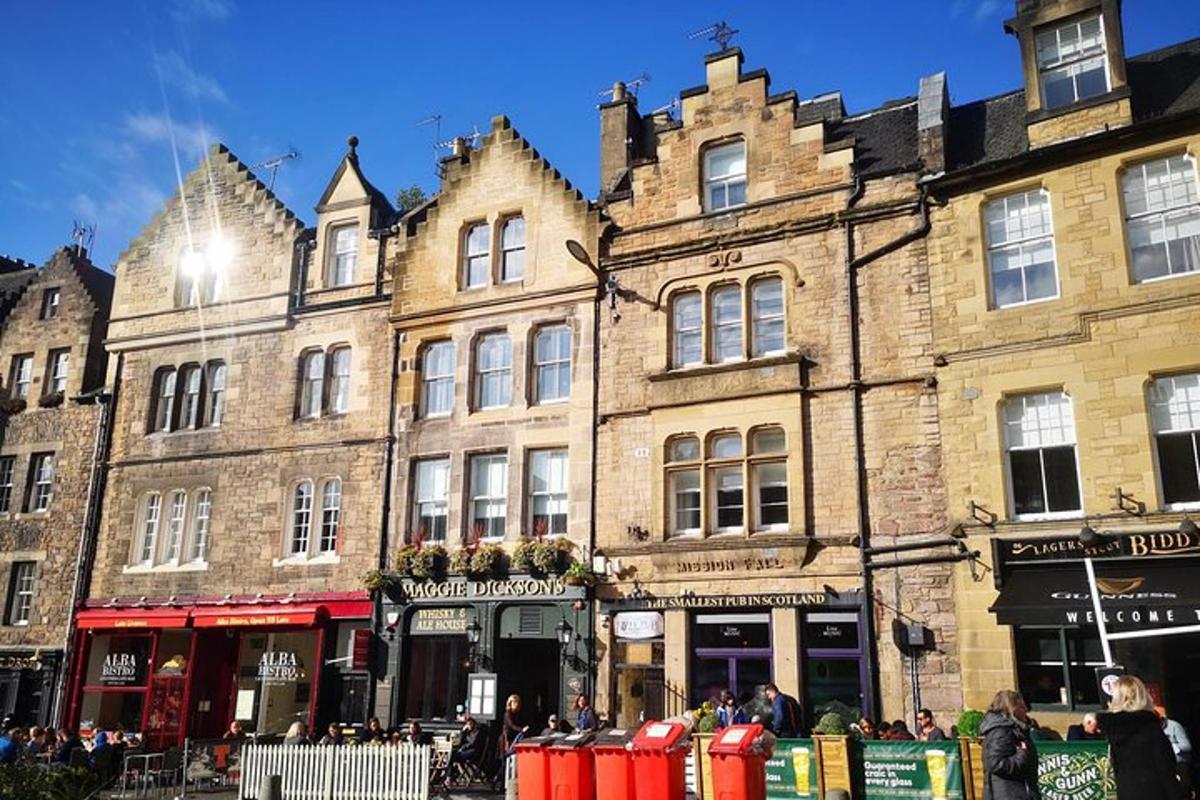 velká cihlová budova s lidmi stojícími před ní