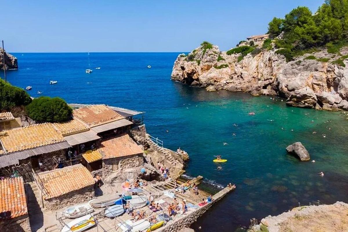una vista aerea di una spiaggia con persone in acqua