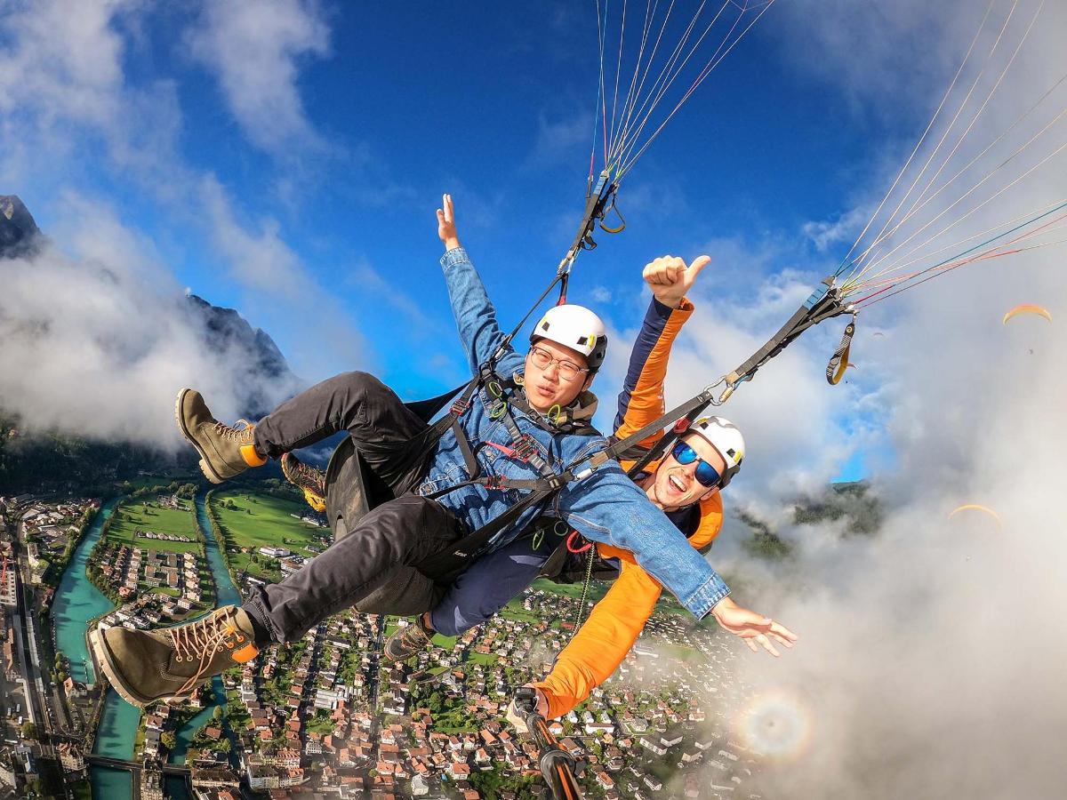 un grupo de personas volando por el aire en un paracaídas