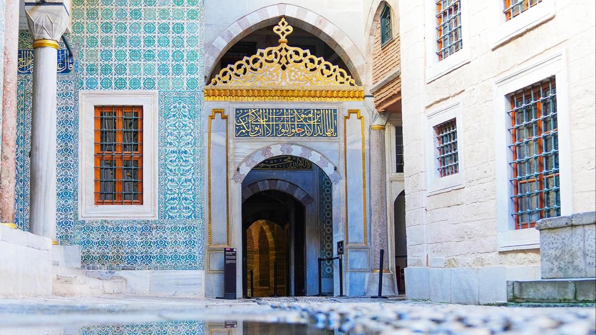 pintu masuk gedung dengan pintu biru dan emas