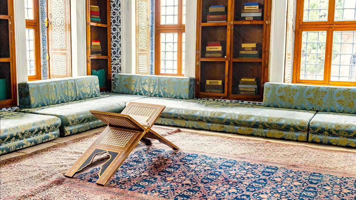 a wooden star sitting in the middle of a room
