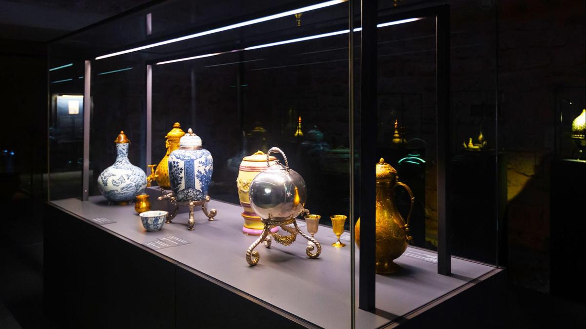 a display case with vases on display in a window