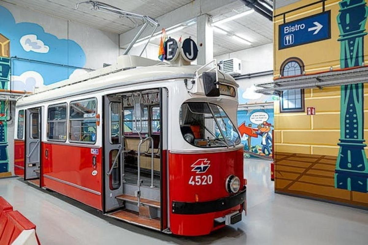červenobílý autobus zaparkovaný v budově
