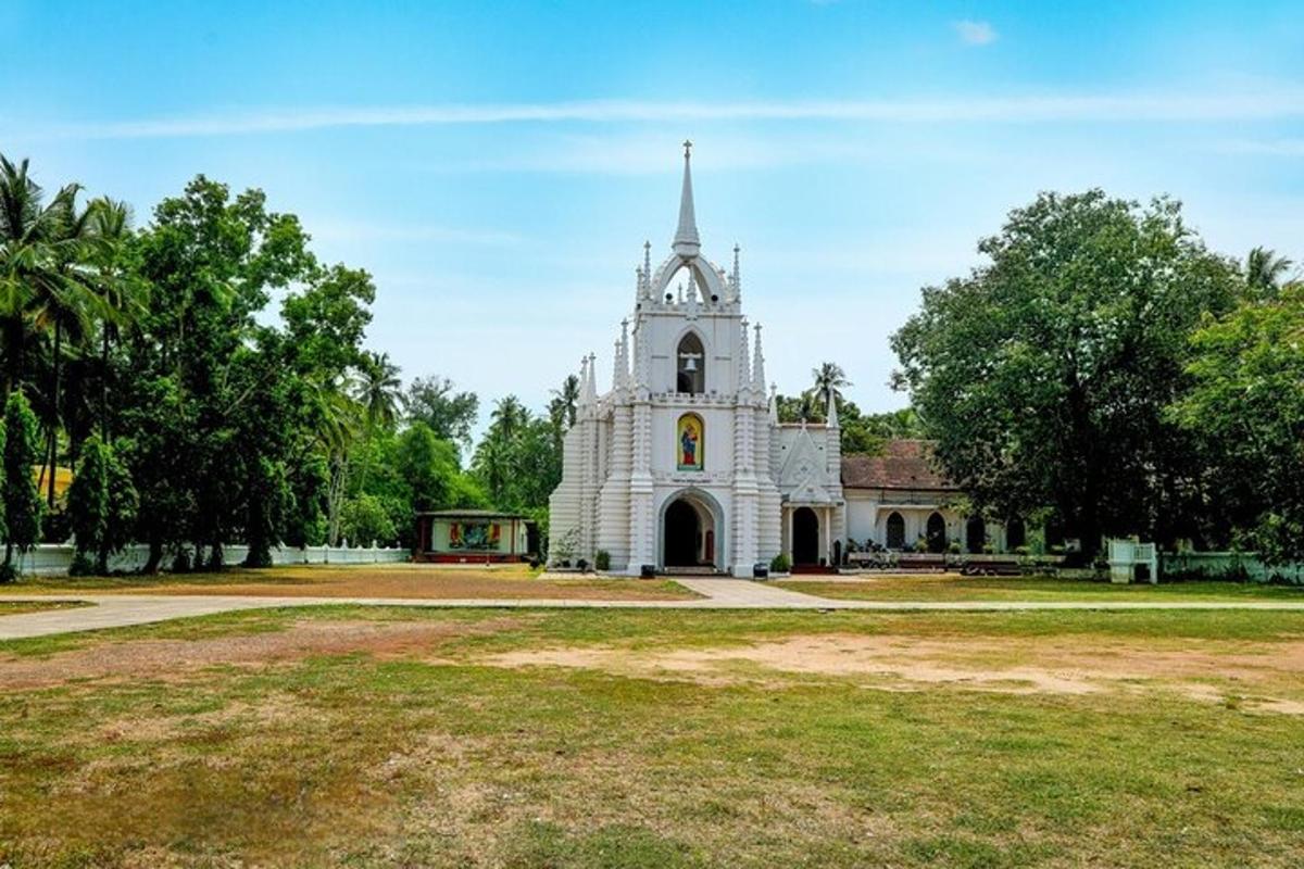 bílý kostel s věží na vrcholu