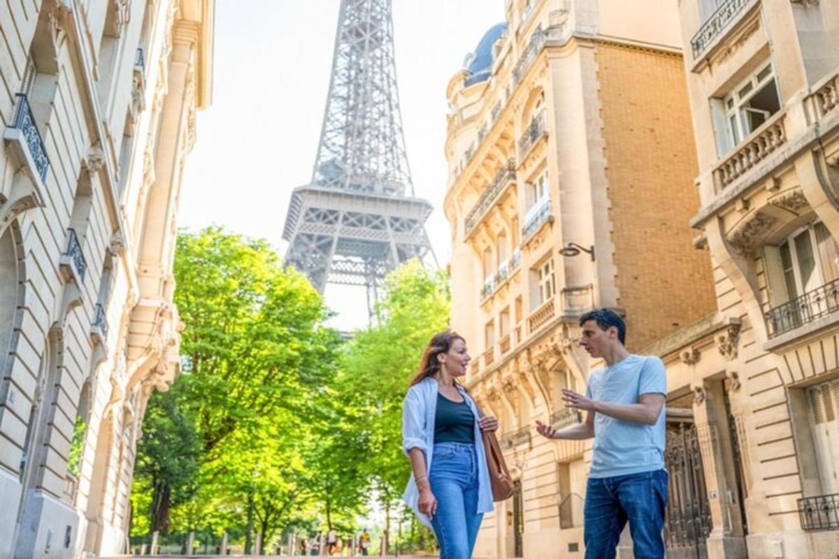 seorang pria dan seorang wanita berdiri di depan menara eiffel