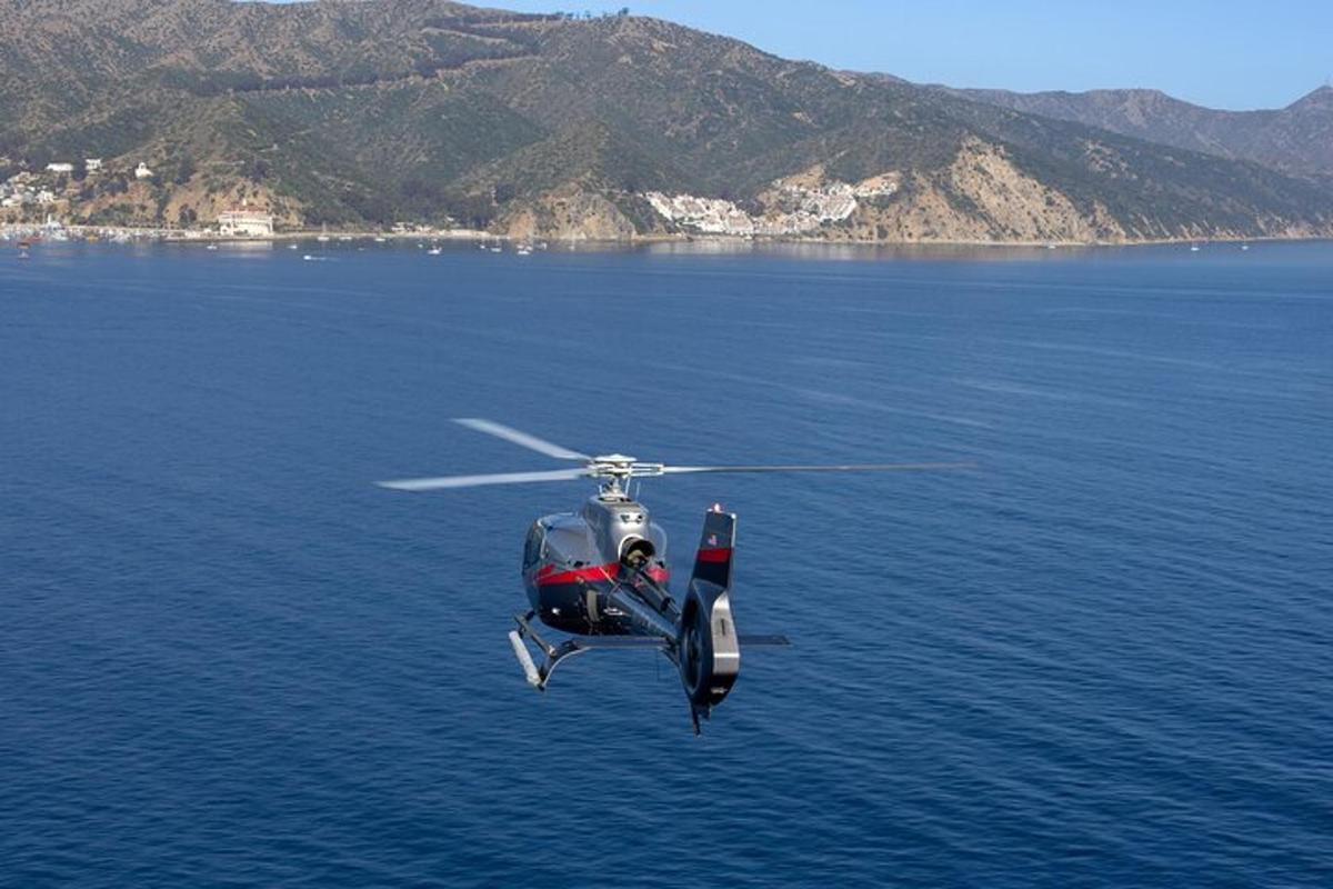 ένα ελικόπτερο που πετάει πάνω από ένα υδάτινο σώμα