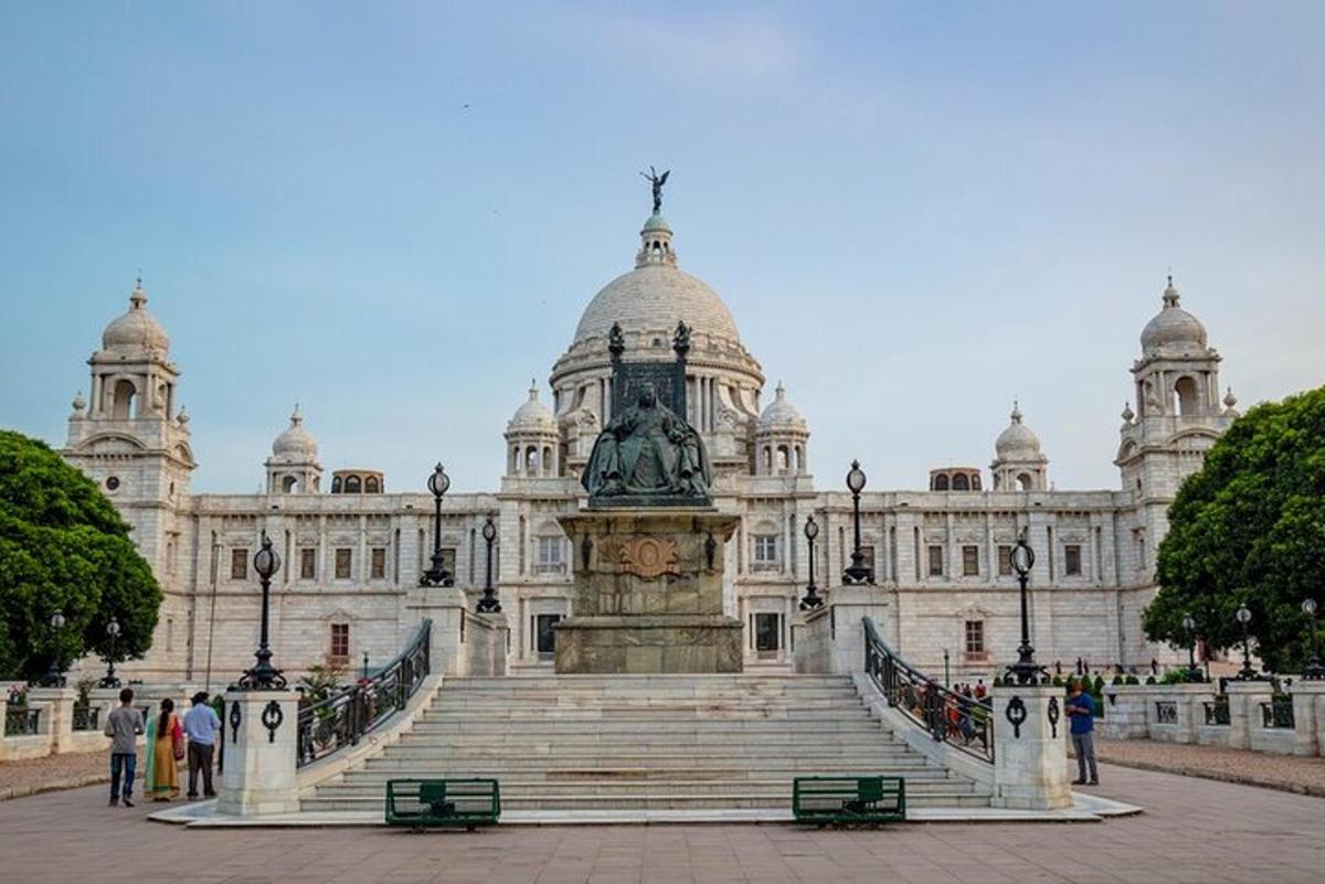 un grande edificio con una scala di fronte
