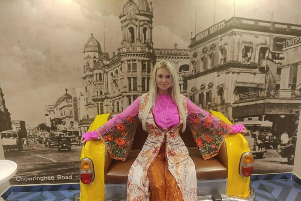 una dona amb vestit asseguda en un cotxe