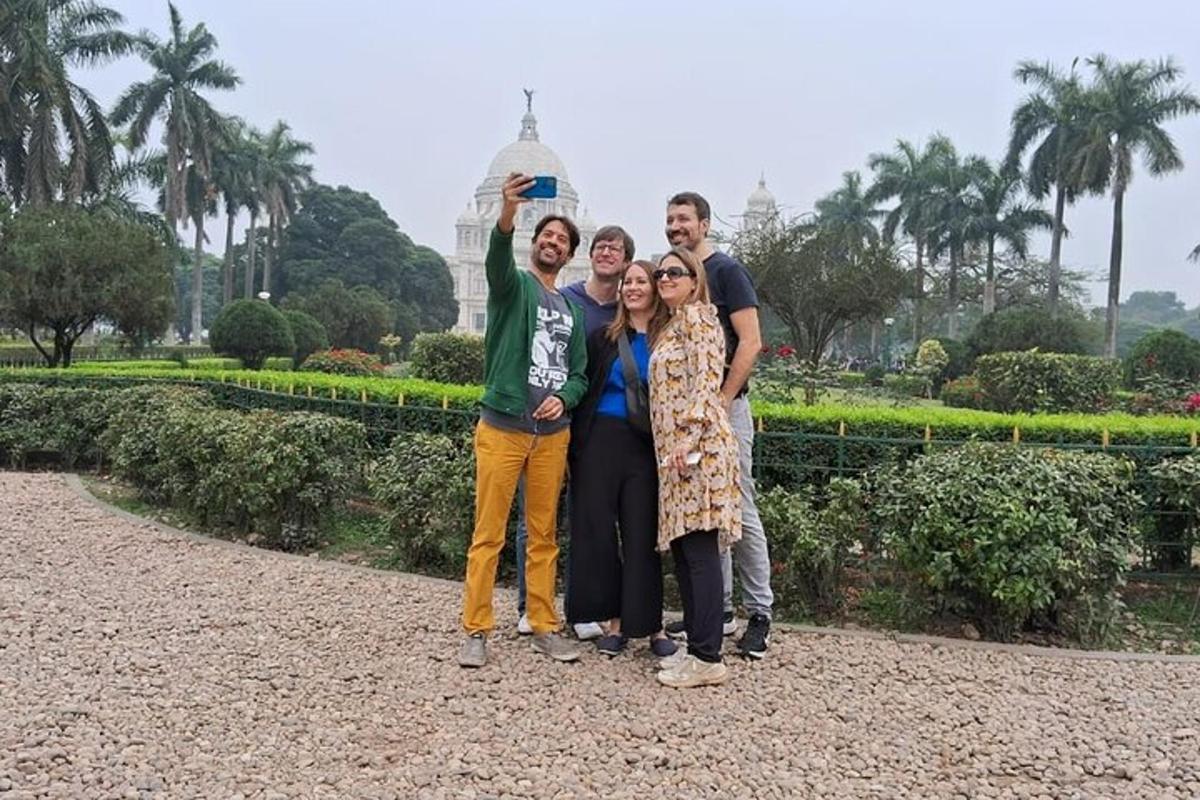 Un grupo de personas posando para una foto en un parque.