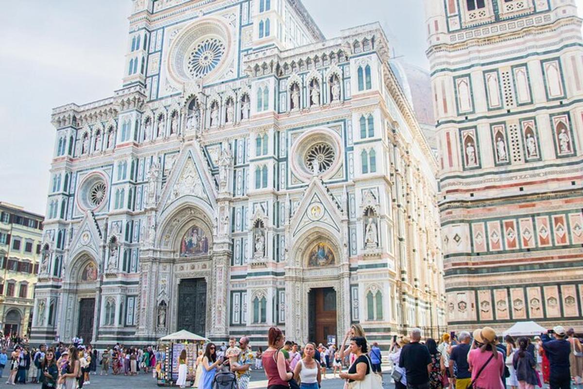 un gruppo di persone in piedi davanti a una cattedrale