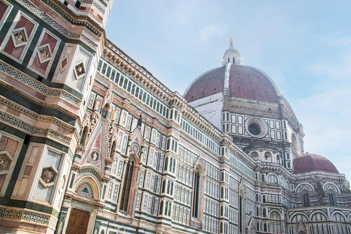 un grande edificio con una cupola in cima