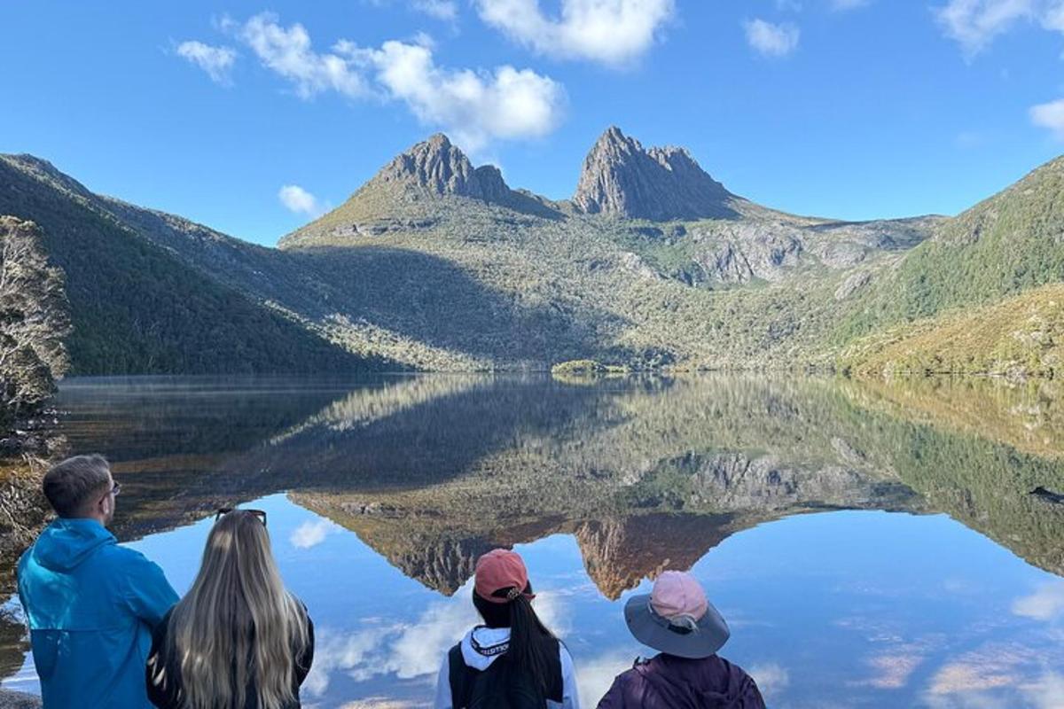 un grupo de personas sentadas frente a un lago