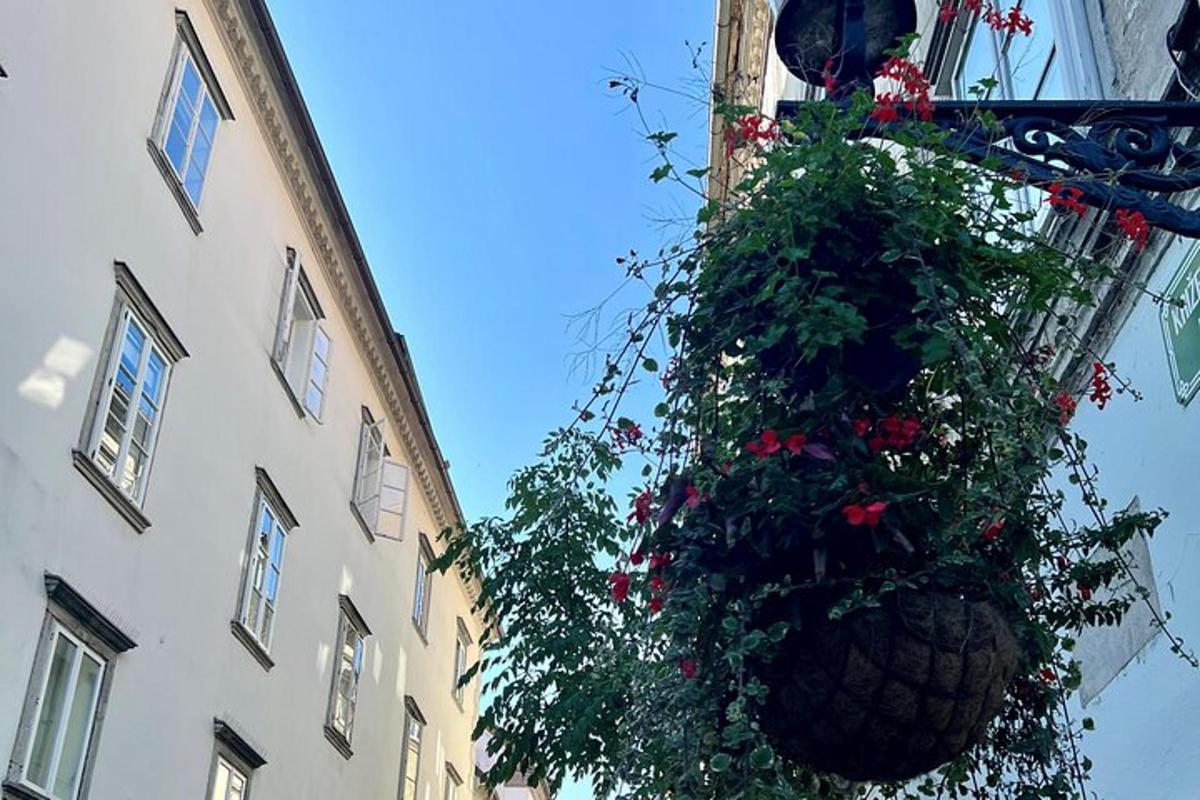 un mazzo di fiori appeso a un edificio