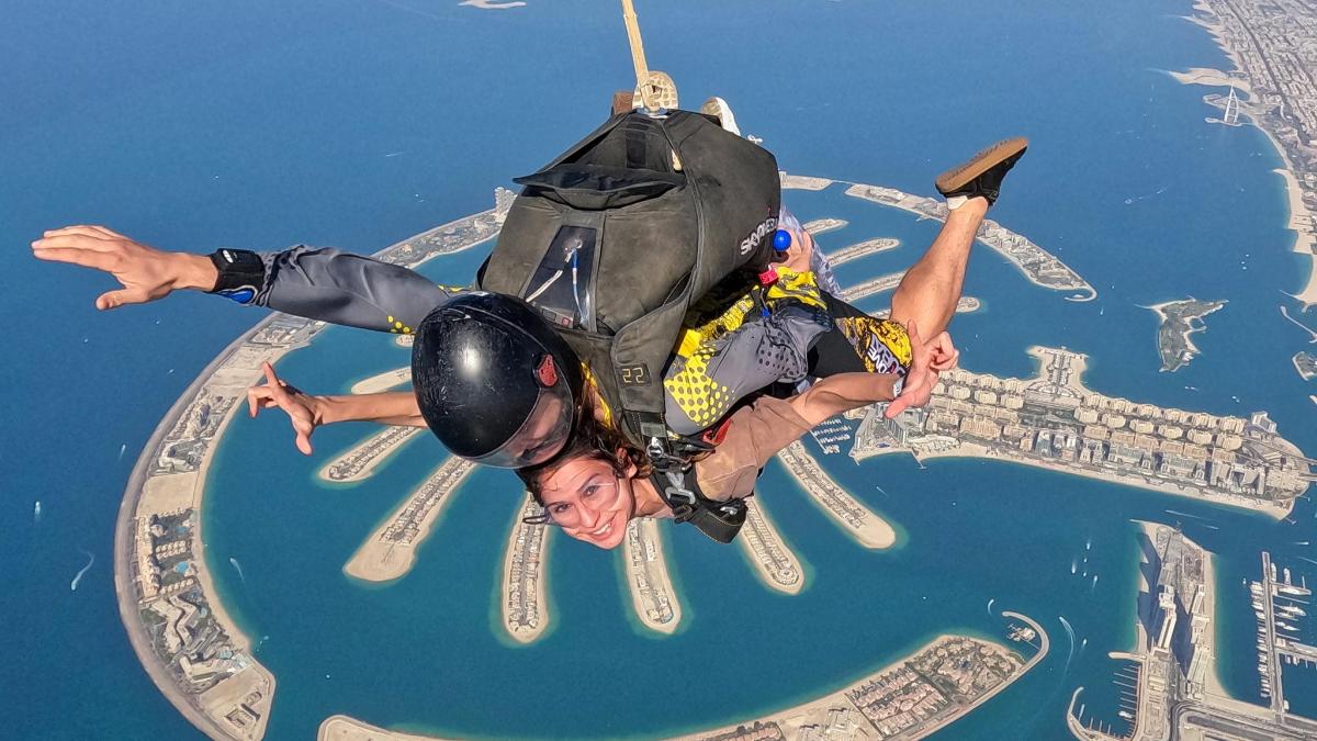ein Mann ist in der Luft über einer Stadt