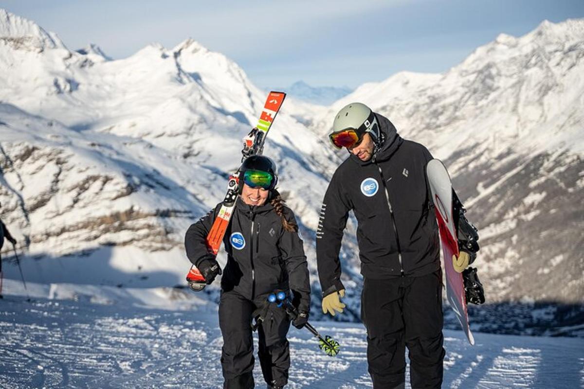 pár lidí stojících ve sněhu s lyžemi