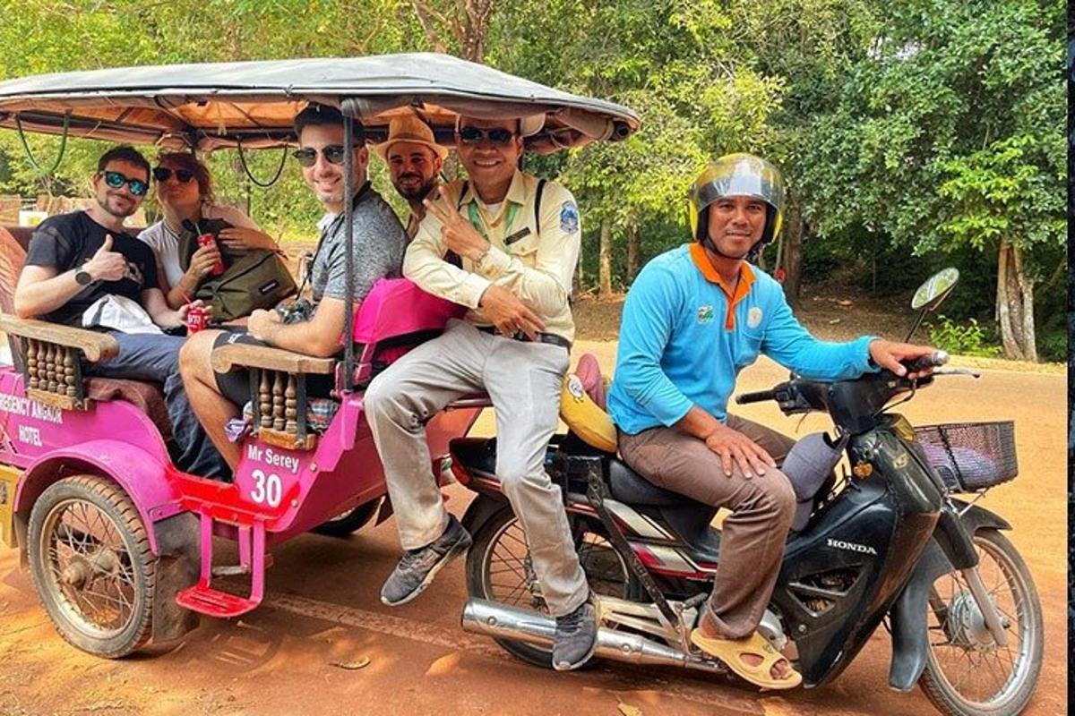 un gruppo di persone a bordo di un mototaxi