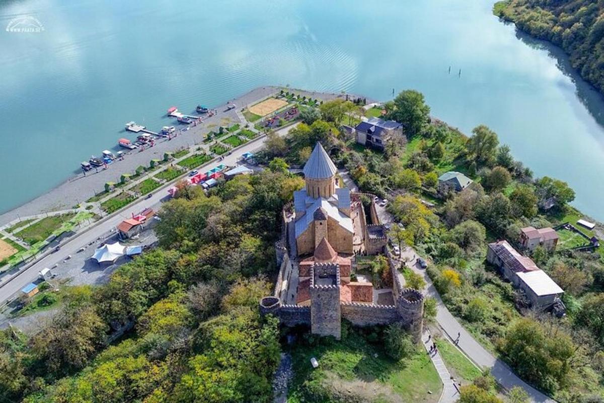 uma vista aérea de um edifício em uma ilha na água