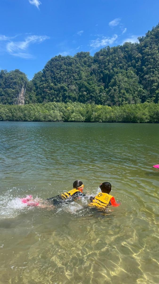 due persone sono nell'acqua di un lago