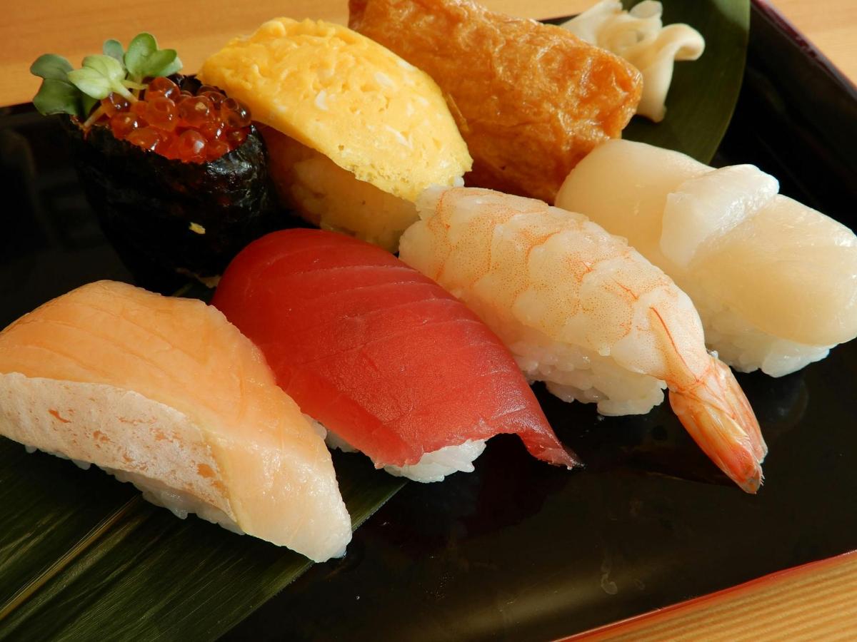 taldrik sushit erinevat tüüpi sushiga