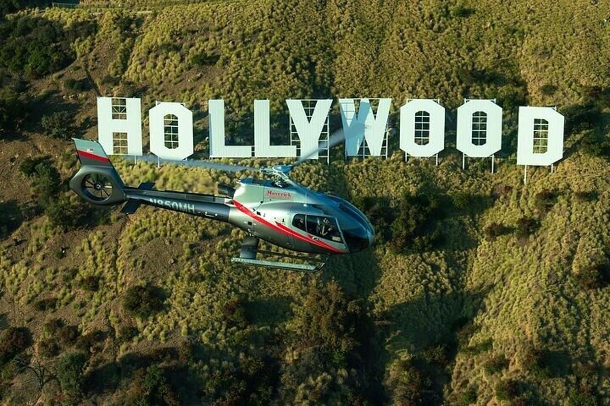 väike lennuk lendab üle põllu, millel on kiri Hollywood