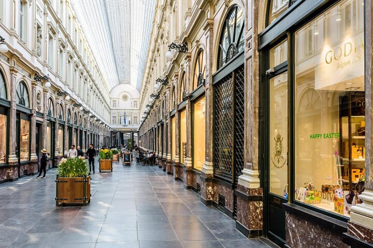 un centru comercial mare prin care se plimbă oameni