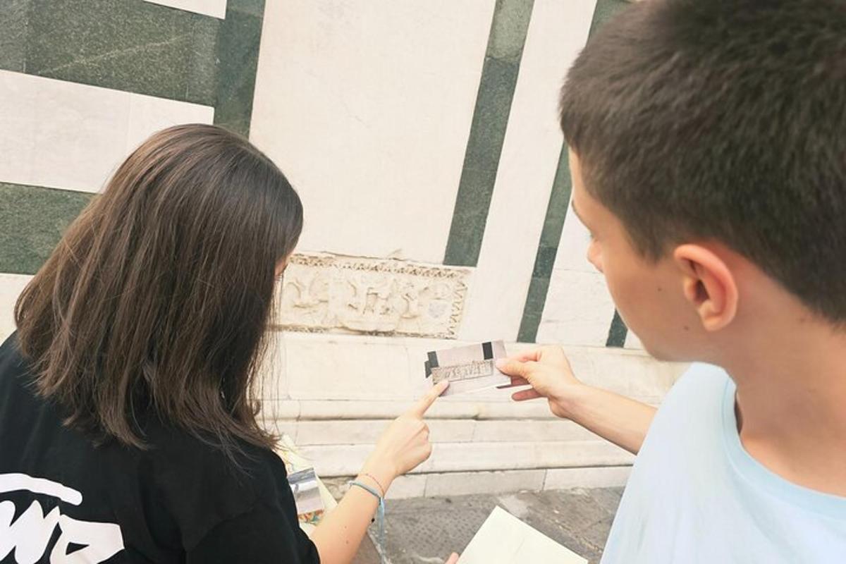 zēns un meitene spēlējas ar kameru