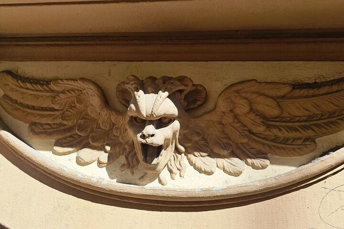 ένα άγαλμα ενός αετού στην πλευρά ενός κτιρίου