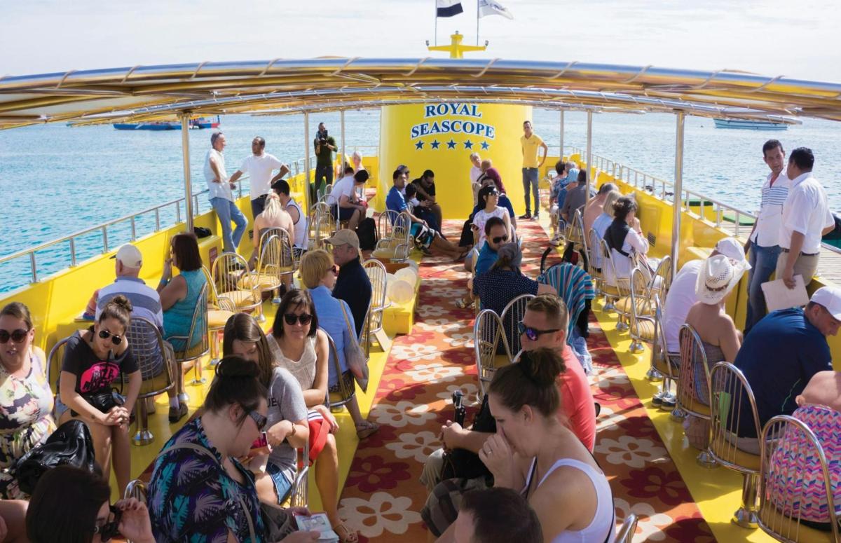 um grupo de pessoas sentadas em um barco