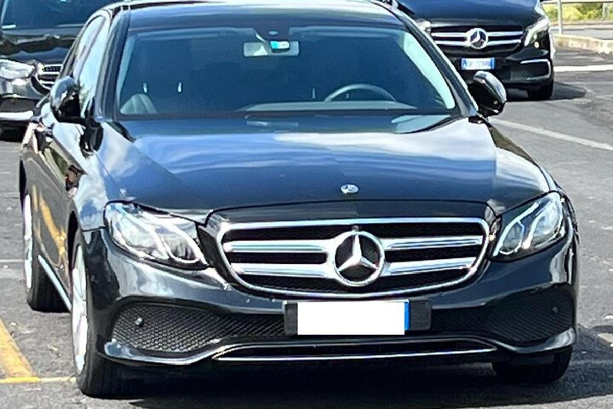 Mercedes Benz bíll lagður á bílastæði