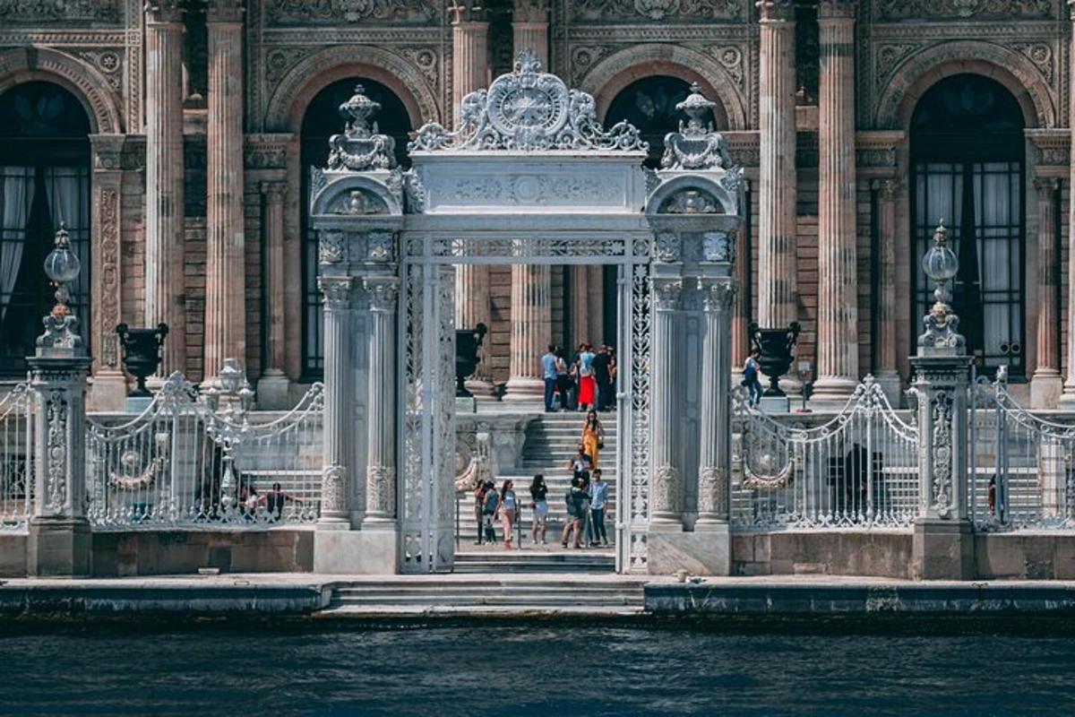 una porta blanca davant d'un edifici