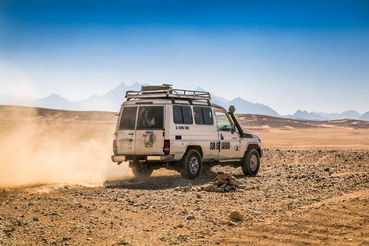 una jeep bianca che guida nel deserto