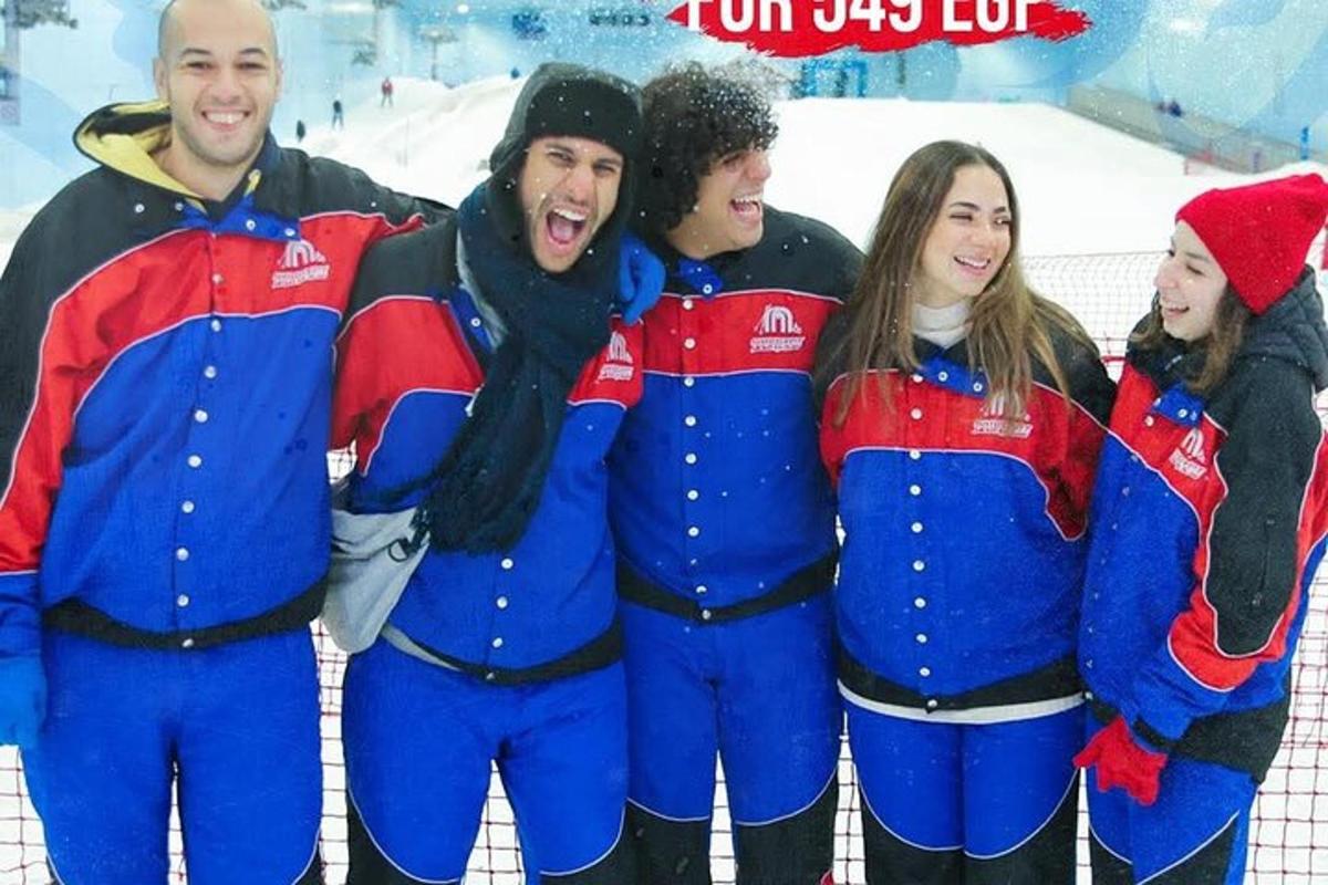 skupina ljudi, oblečenih v kostume, v snegu