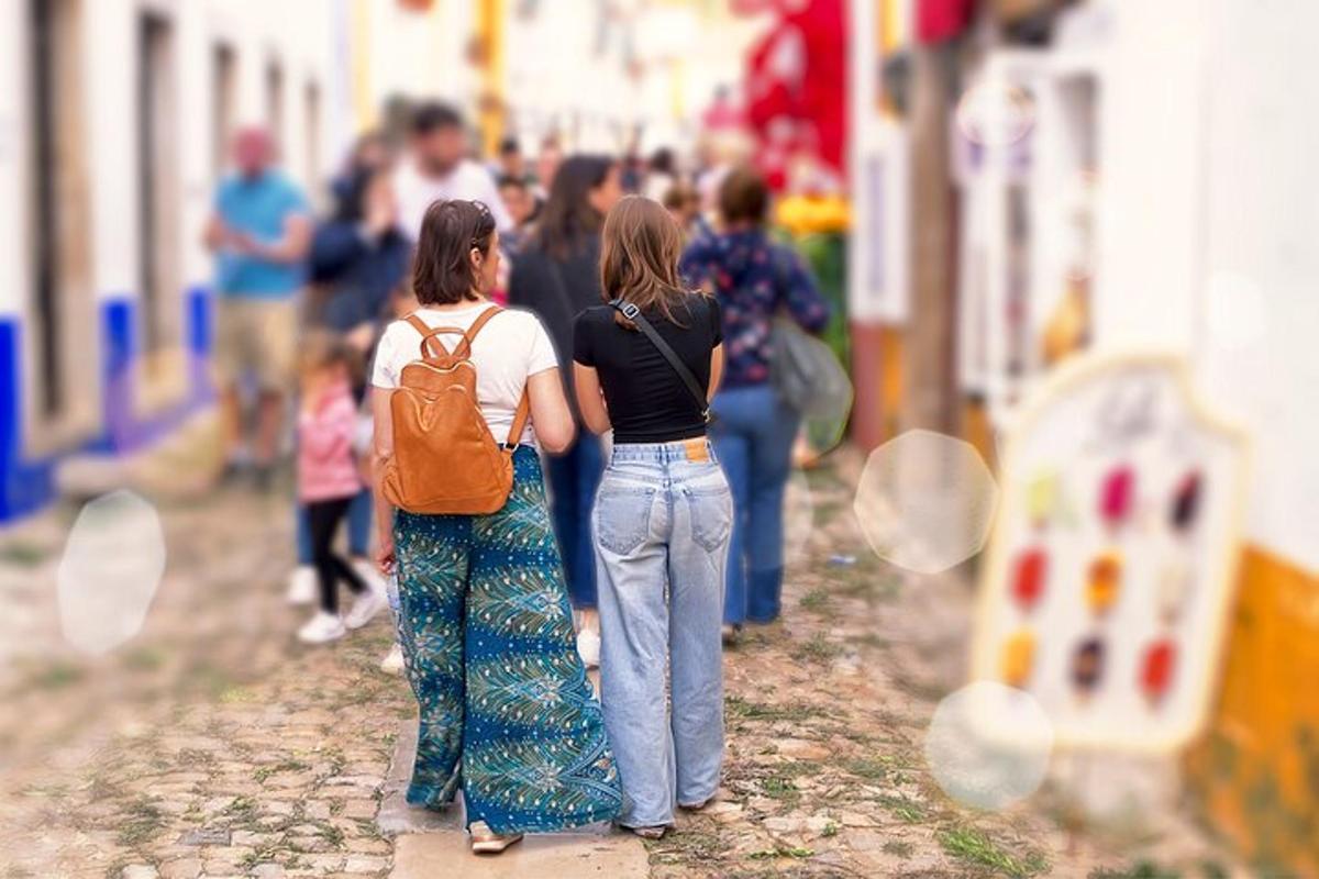 dvě ženy jdoucí po ulici s davem lidí