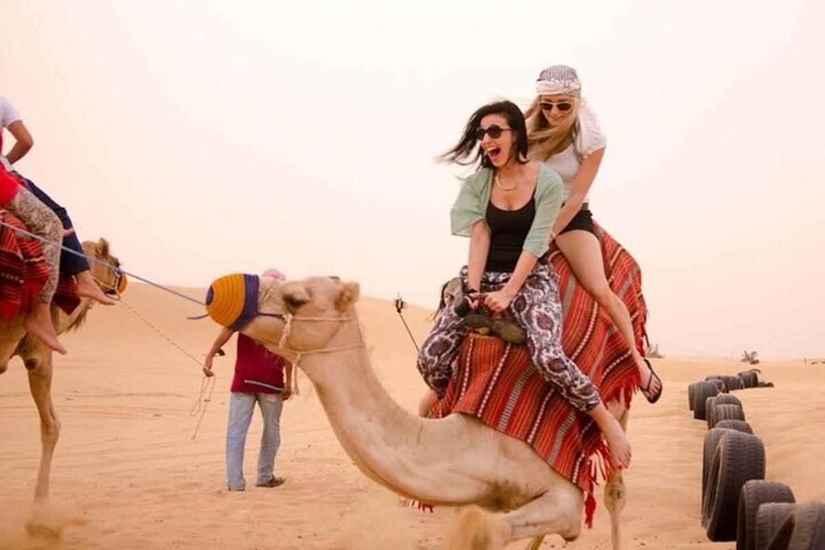 dues dones muntades en un camell al desert