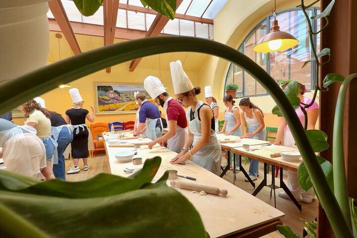 skupina lidí v kuchařských kloboucích v místnosti