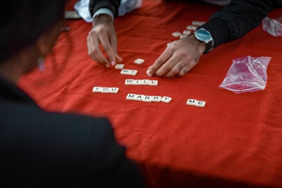 une personne jouant au poker sur une table