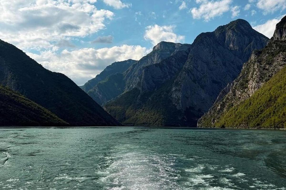 pohled na jezero před některými horami