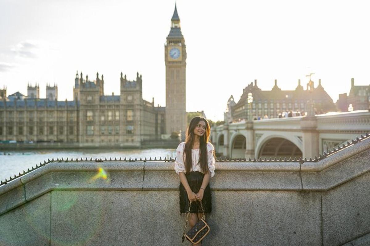 uma mulher encostada na parede em frente ao Big Ben