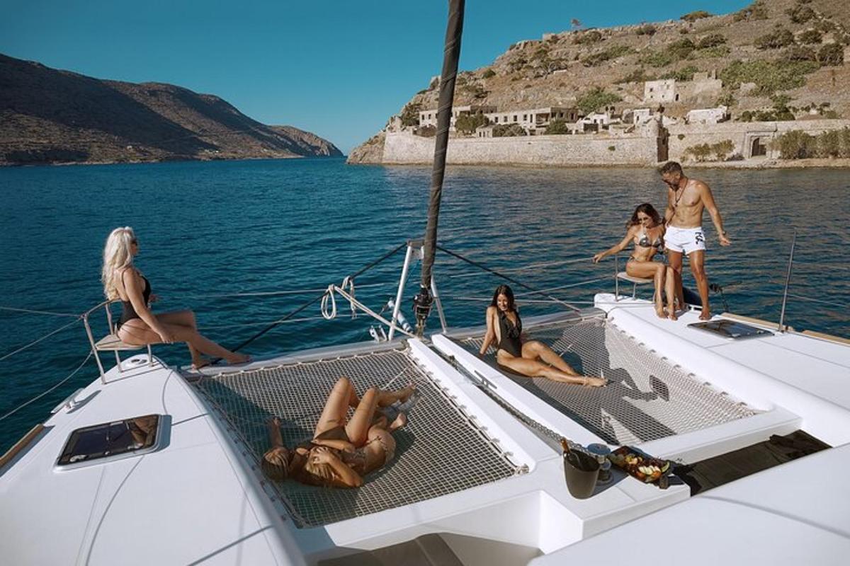 um grupo de pessoas sentadas na parte de trás de um barco