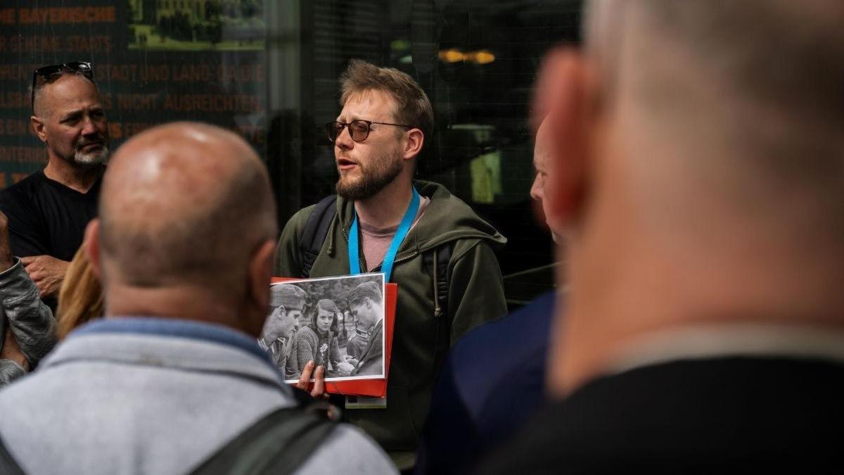 mężczyzna stojący przed grupą ludzi