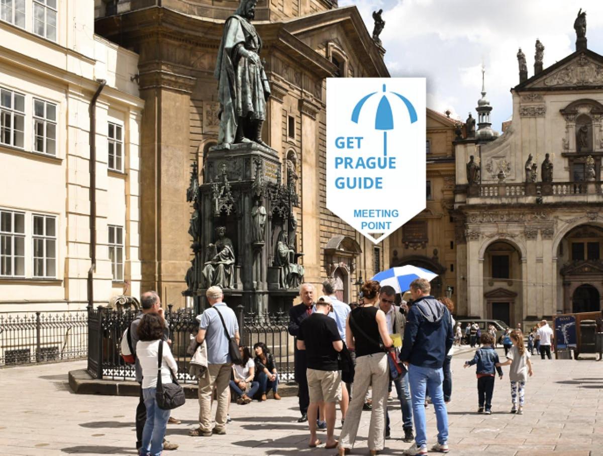 un grup de persones dempeus davant d'un edifici