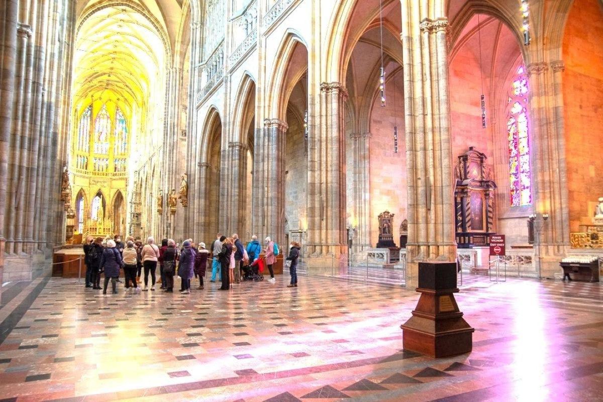 un grup de persones dretes en una gran catedral