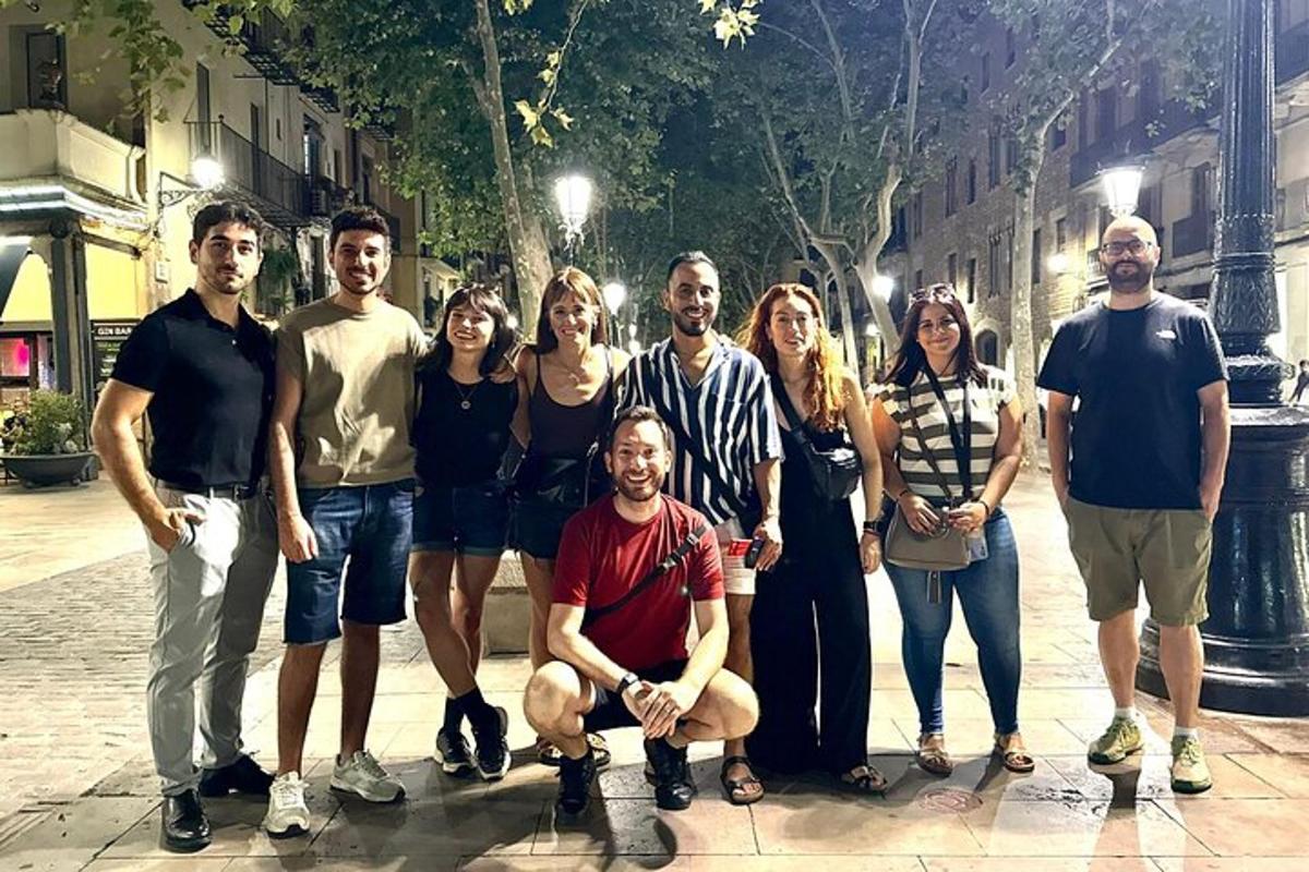 skupina lidí pózujících pro fotografii na ulici
