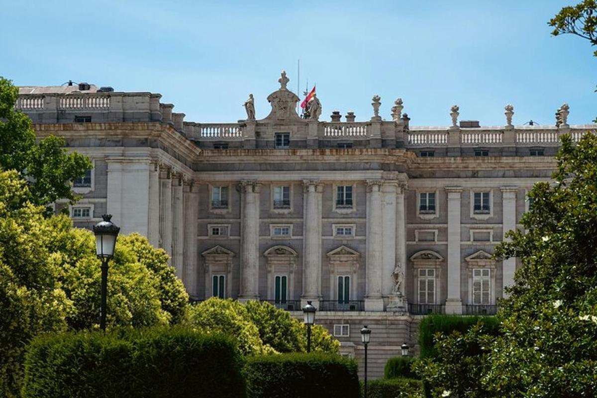um grande edifício com árvores na frente