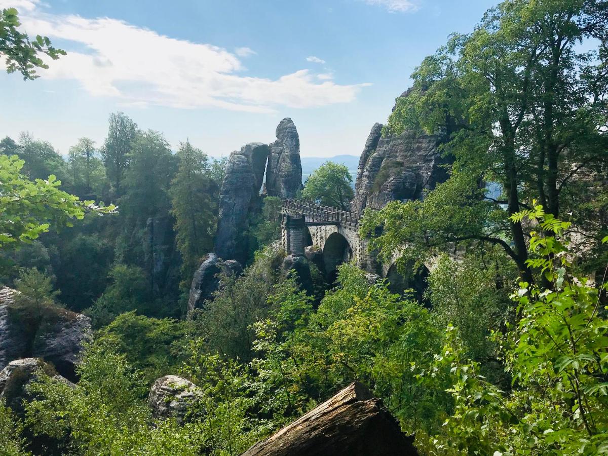 most uprostřed hory