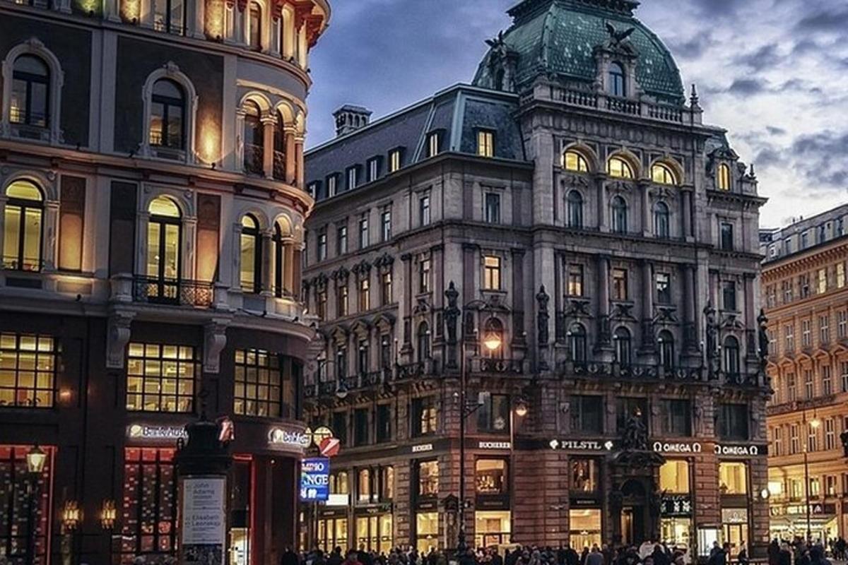 un gruppo di edifici su una strada cittadina di notte