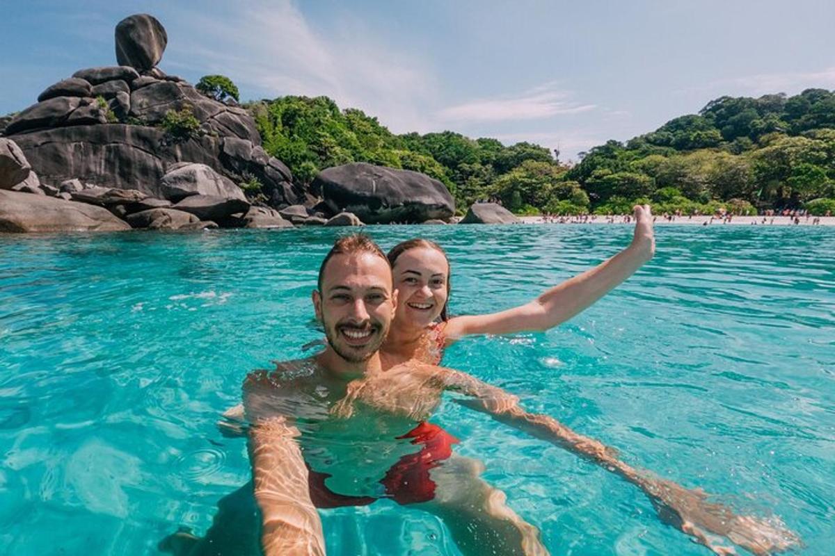 um homem e uma mulher nadando na água