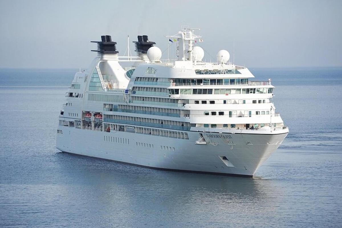 um grande navio de cruzeiro flutuando no oceano