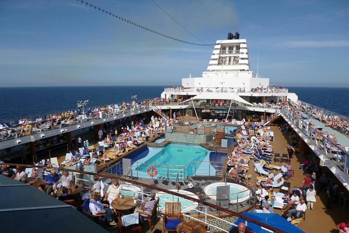 um grupo de pessoas sentadas no convés de um navio de cruzeiro